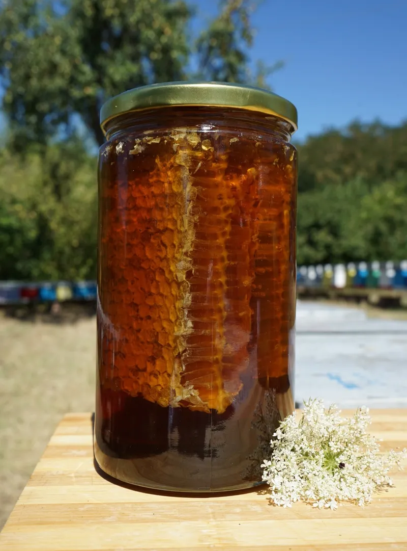 Tegla sa tamnim vlasinskim saćem na drvenoj dasci