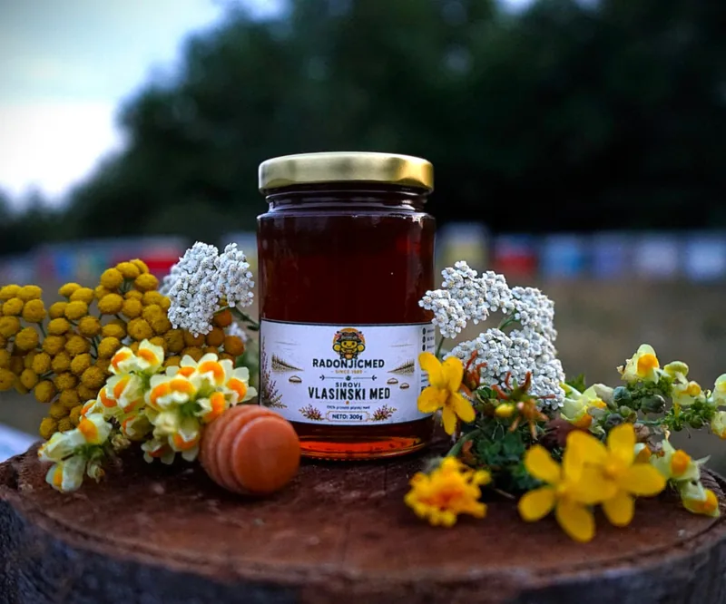 Tegla vlasinskog meda od 300 g na panju, uz poljsko cveće