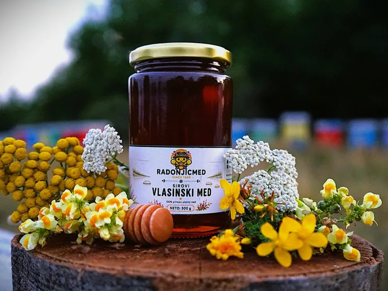 Tegla vlasinskog meda od 500 g na panju, uz poljsko cveće